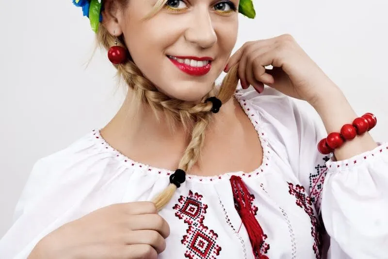 Portrait d'une femme ukrainienne en tenue traditionnelle