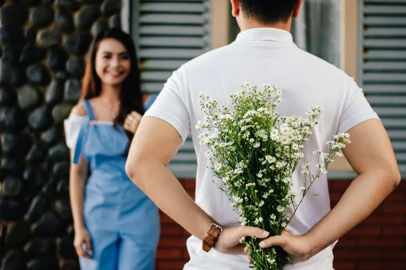 Un homme surprend sa partenaire avec un bouquet de fleurs